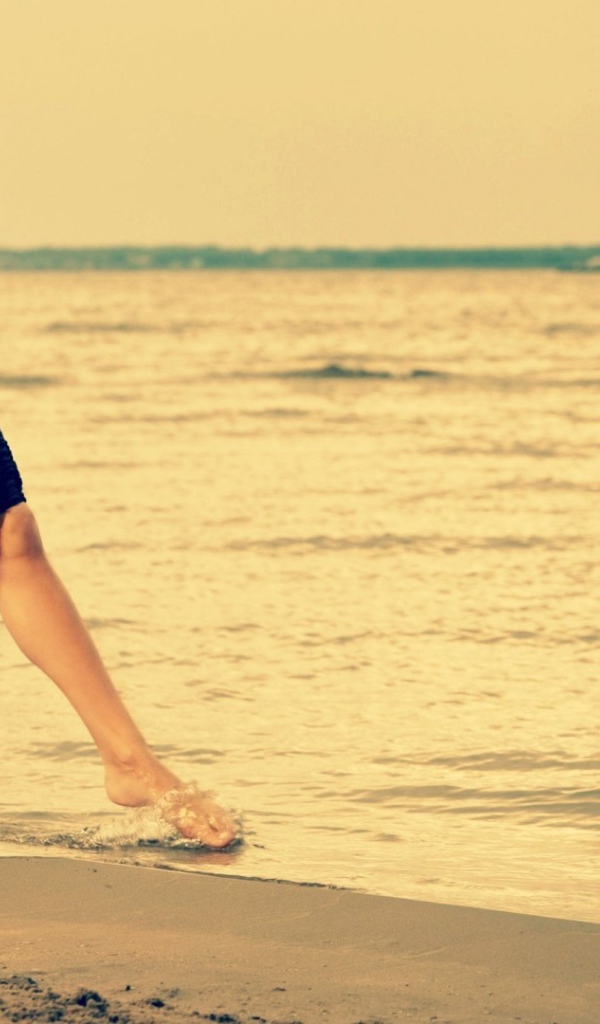 Девушка на берегу моря