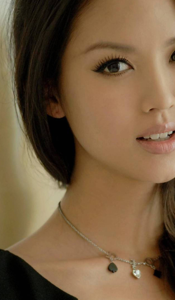 Девушка в ожерелье