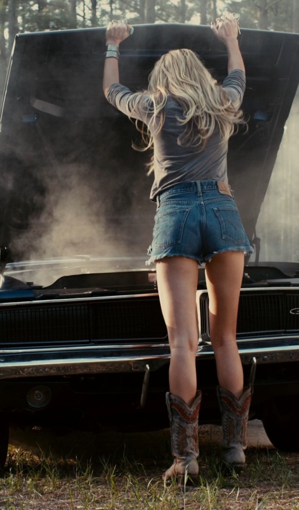 Девушка со сломанной машиной