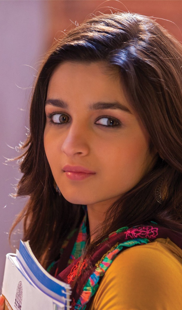 Девушка с тетрадями