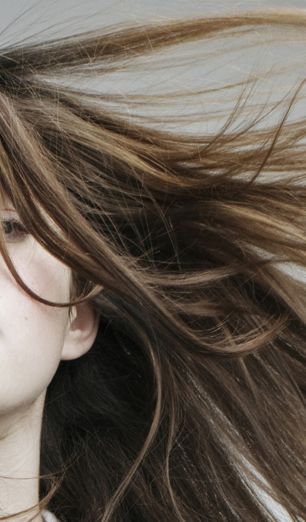 Девушка с развевающимися волосами