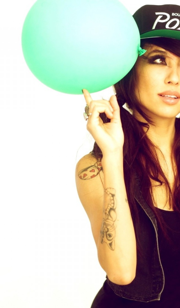 Девушка с зеленым шариком