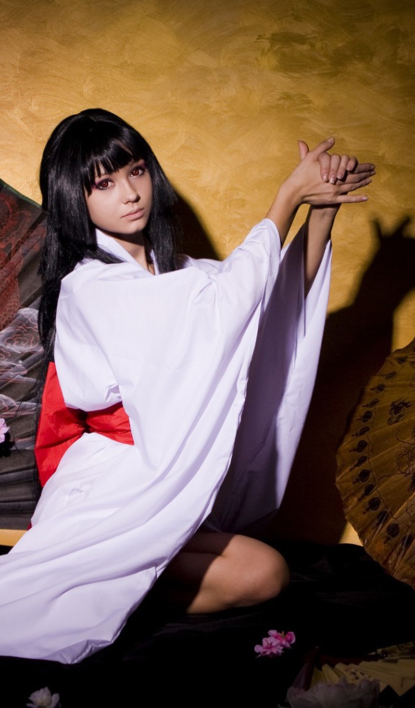 Японка показывает фигуру в театре теней