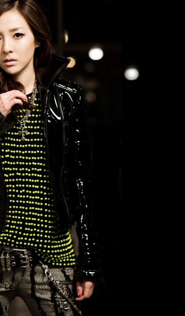 Японка в кожанной куртке