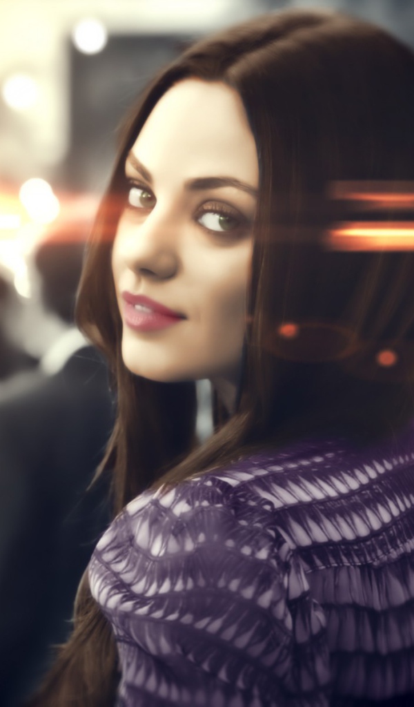 Мила Кунис в сиреневом платье