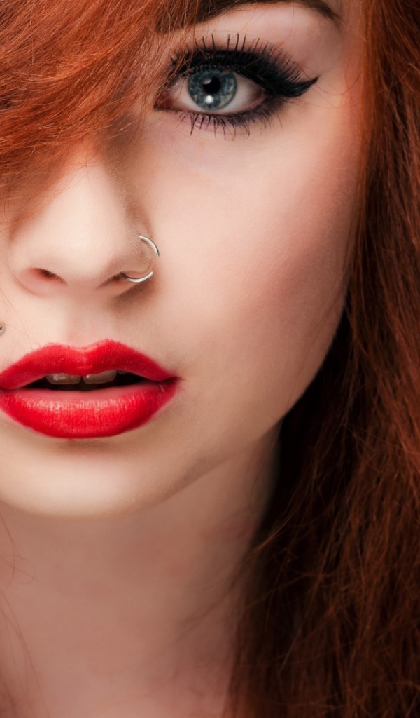 Пирсинг у рыжей девушки
