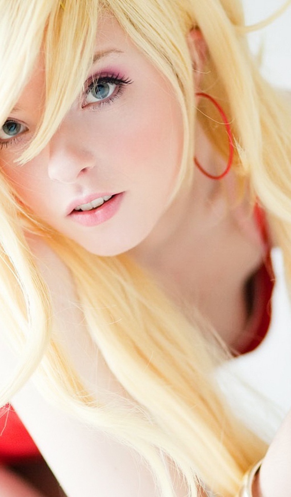 Портрет блондинки с серьгами