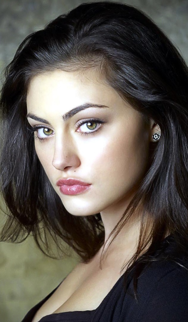 Портрет красивой брюнетки