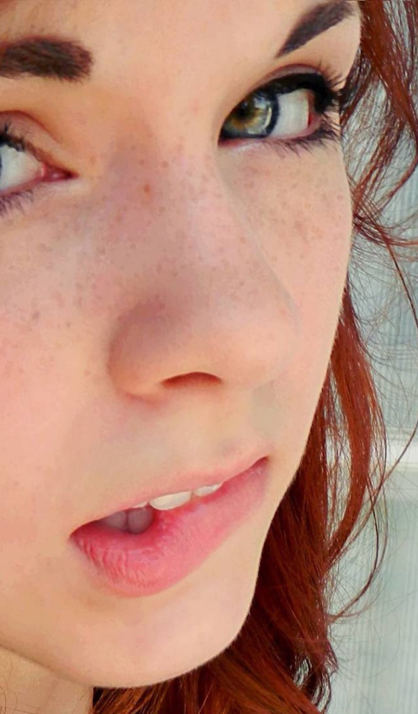 Портрет красивой рыжей девушки