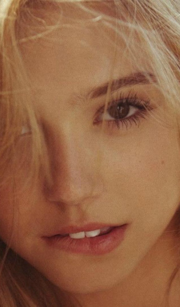 Милая блондинка