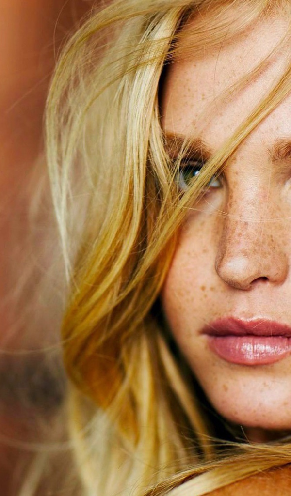 Рыжая девушка