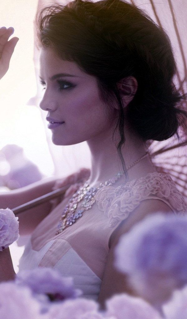 Селена Гомез с зонтиком