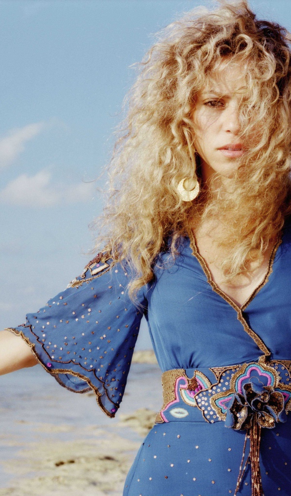 Певица Шакира на пляже