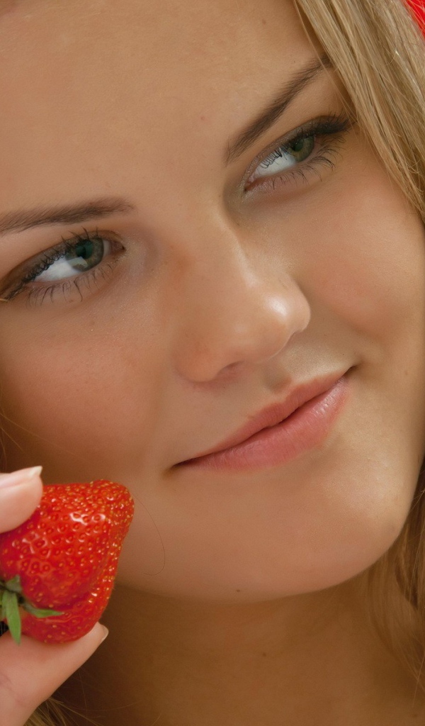 Клубника в руке девушки