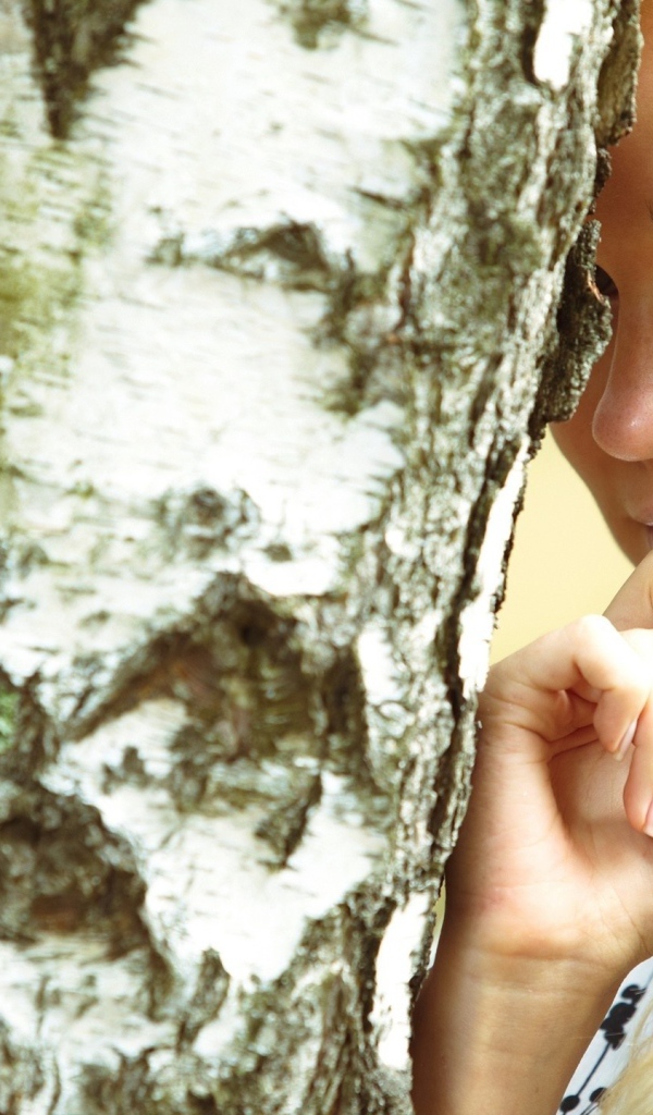 Блондинка у березы