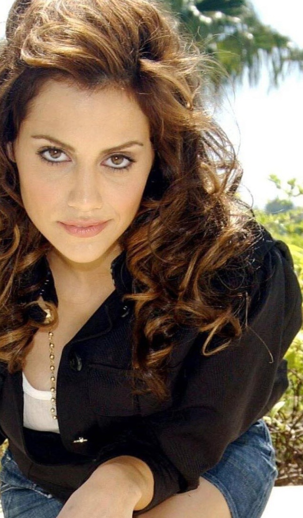 Брюнетка на фоне природы