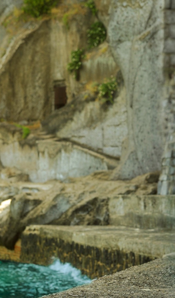 Девушка на набережной