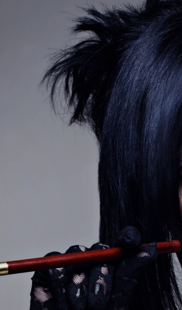 Девушка курит сигарету