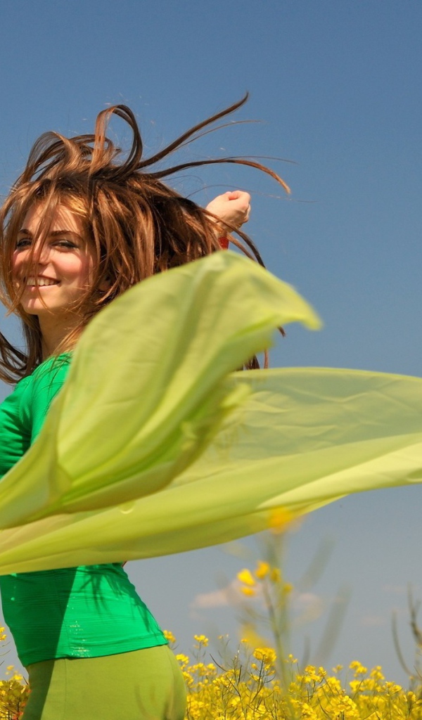 Девушка с зеленым платком