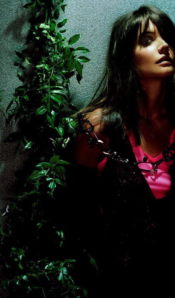 Женщина у стены