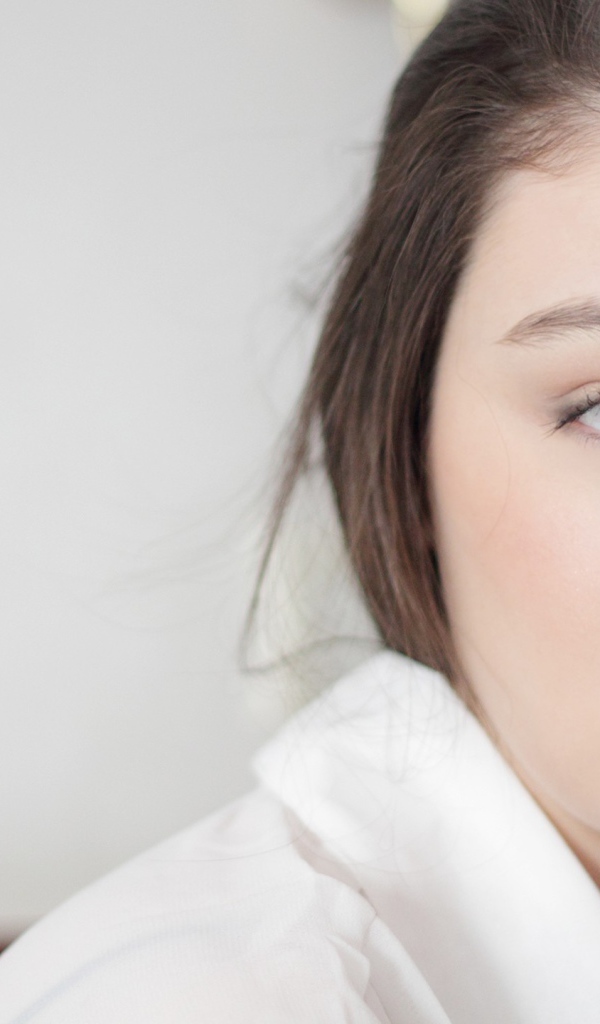 Женщина с серыми глазами