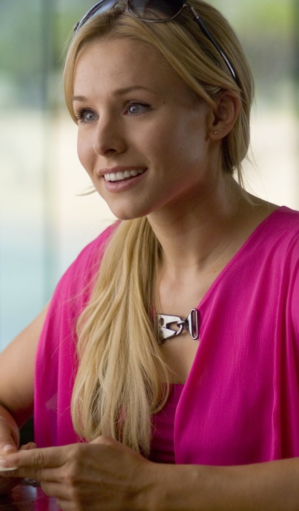 Актриса в розовом платье