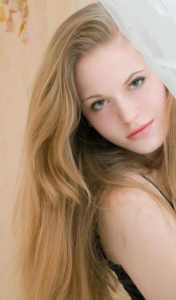 Блондинка за шторой