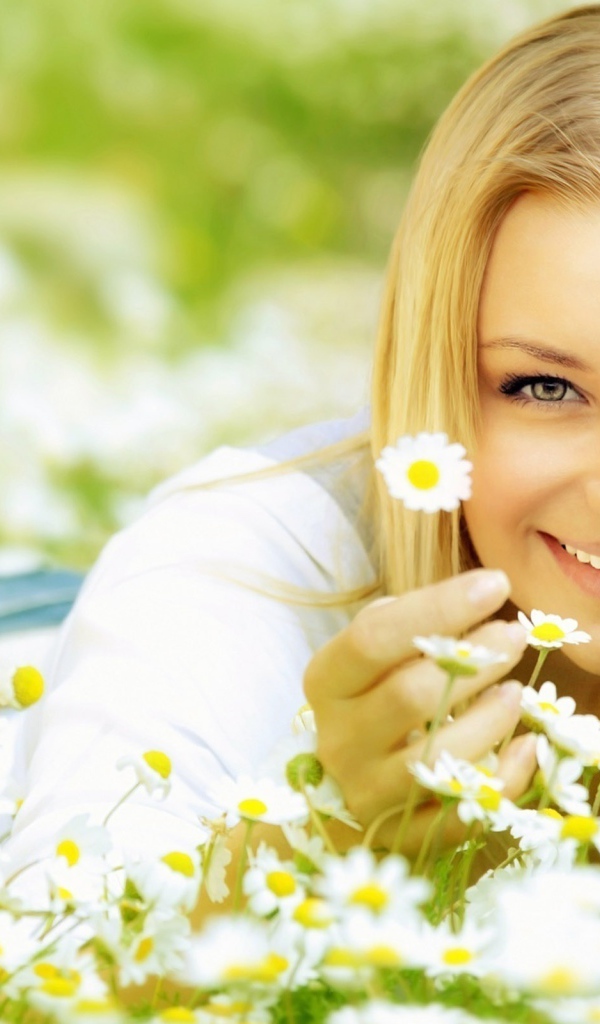 Блондинка лежит в ромашках