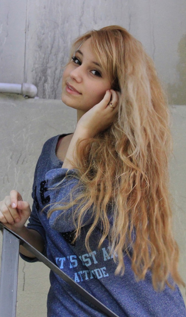 Блондинка с длинными волосами