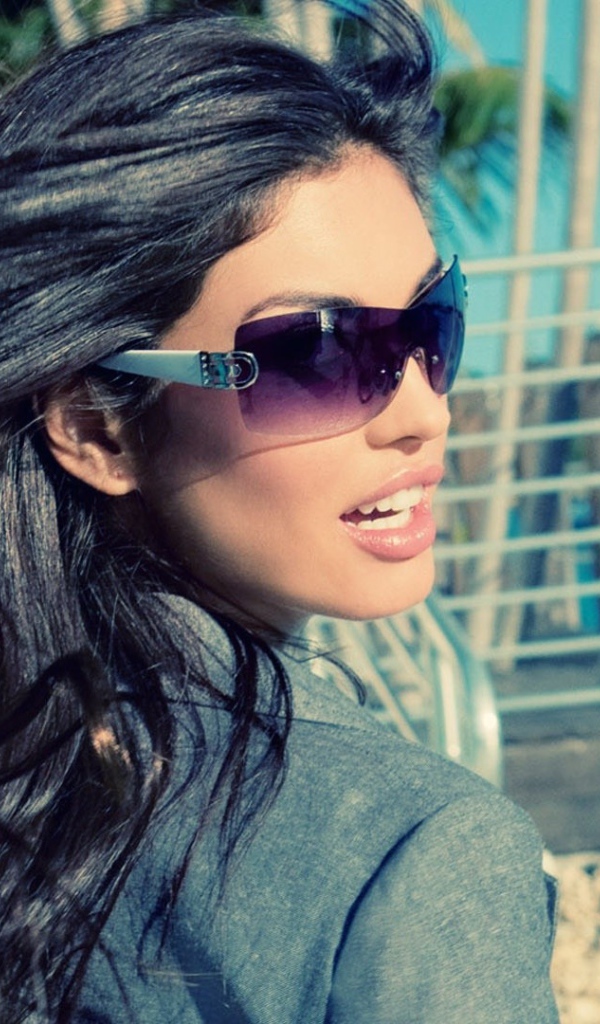 Брюнетка с пышными волосами