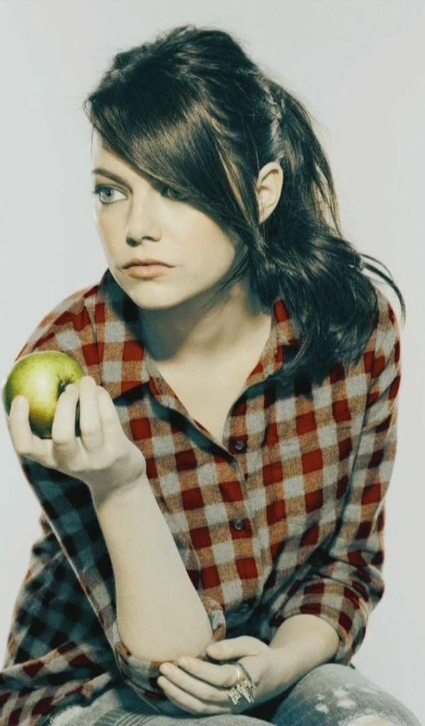 Эмма с яблоком