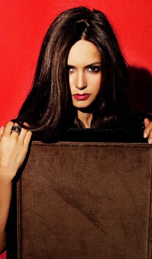 Нина у красной стены