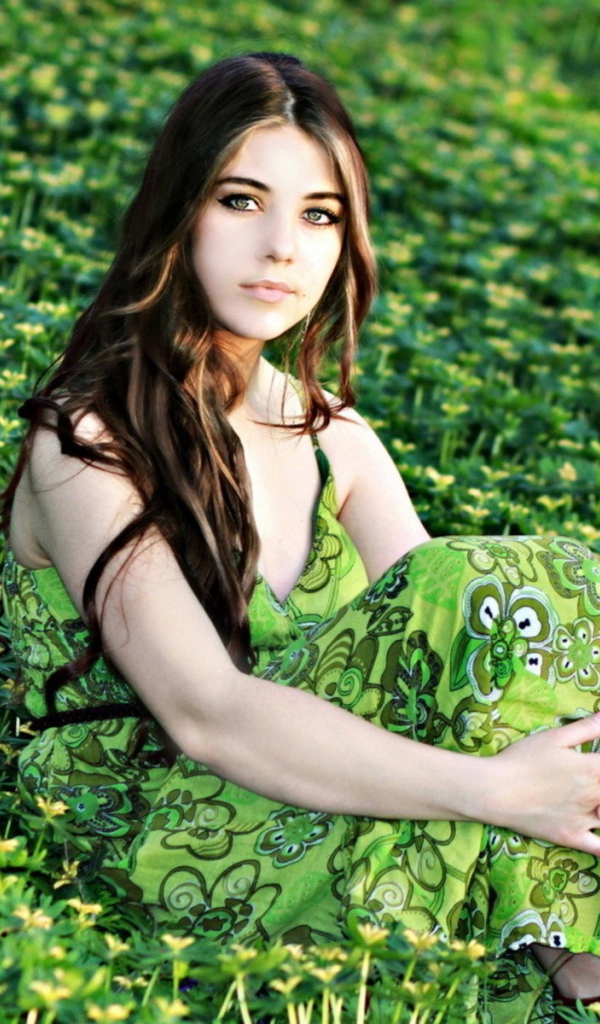 Брюнетка на зеленом поле