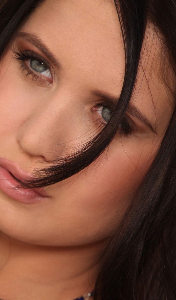 Прядь волос на лице