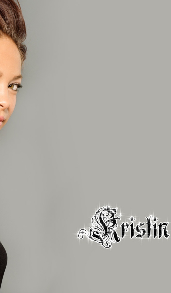 Актриса на сером фоне