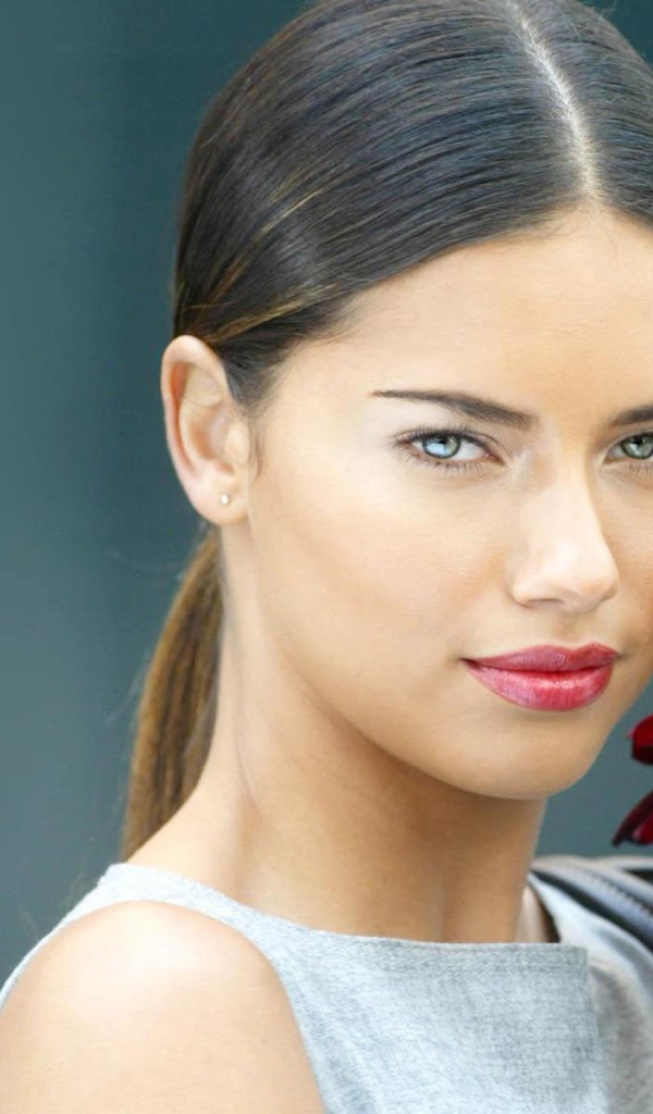 Адриана Лима с букетом роз