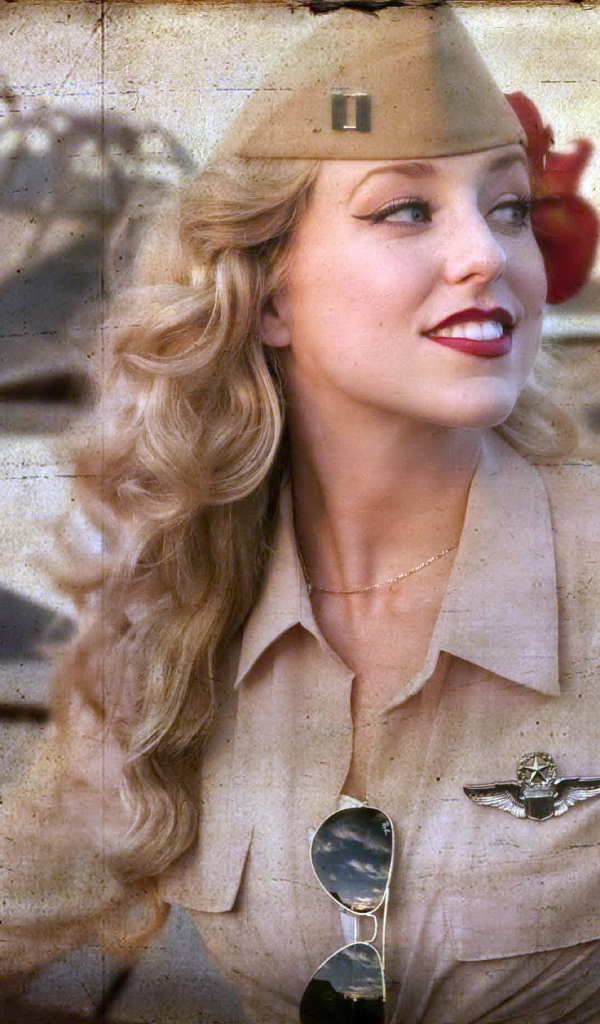 Блондинка в армейской форме
