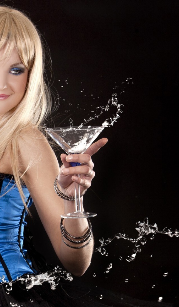 Блондинка в брызгах шампанского