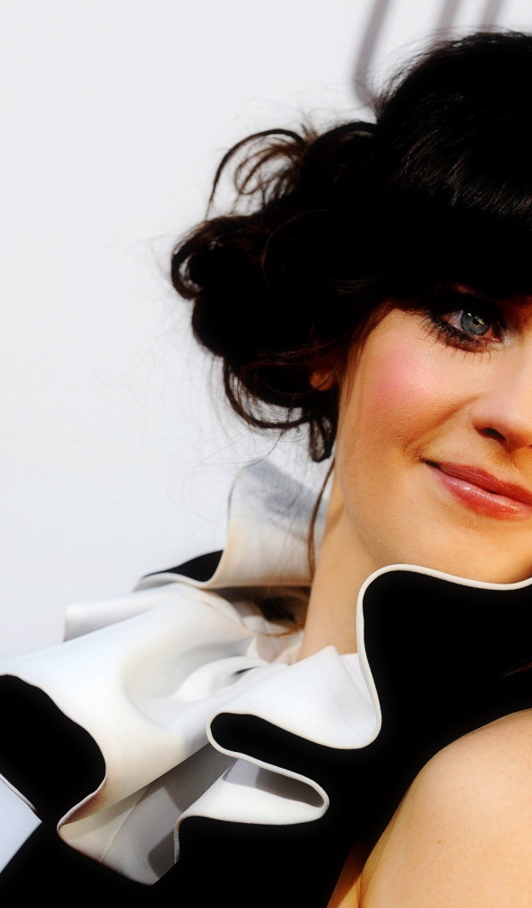 Брюнетка Дешанель