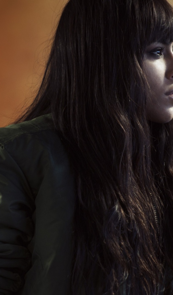 Брюнетка в куртке