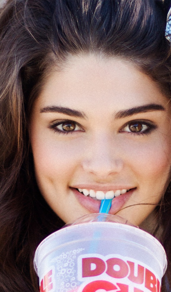 Кристина с коктейлем