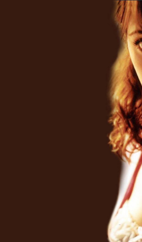 Дешанель на коричневом фоне