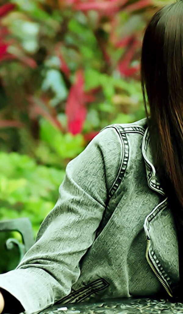 Мечтающая азиатская девушка