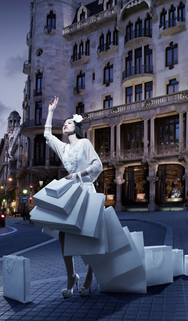 Девушка после шоппинга, рекламное фото