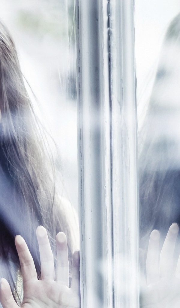 Девушка за окном