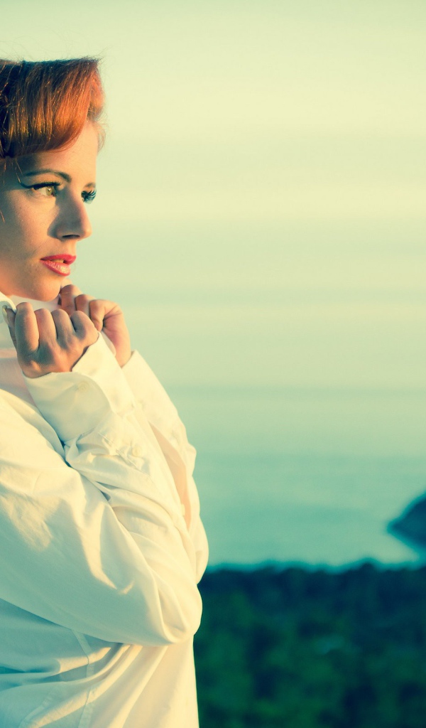 Девушка в белой куртке