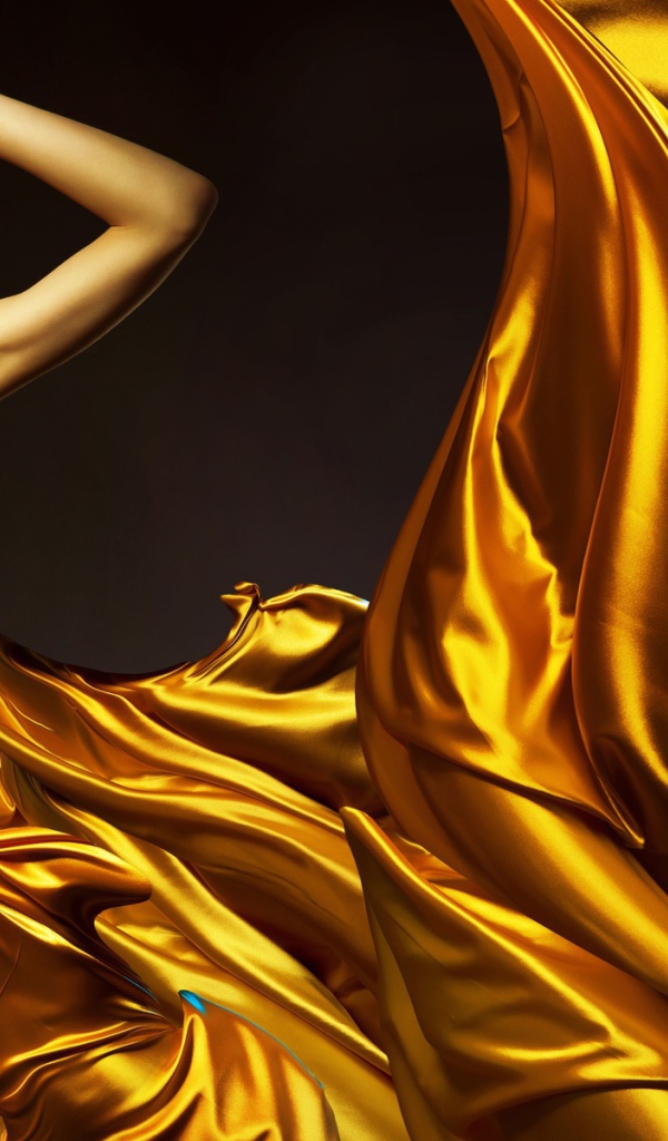 Девушка в платье золотистого цвета