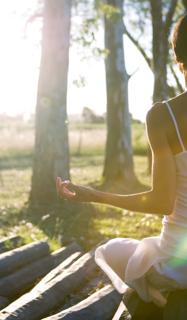 Девушка медитирует