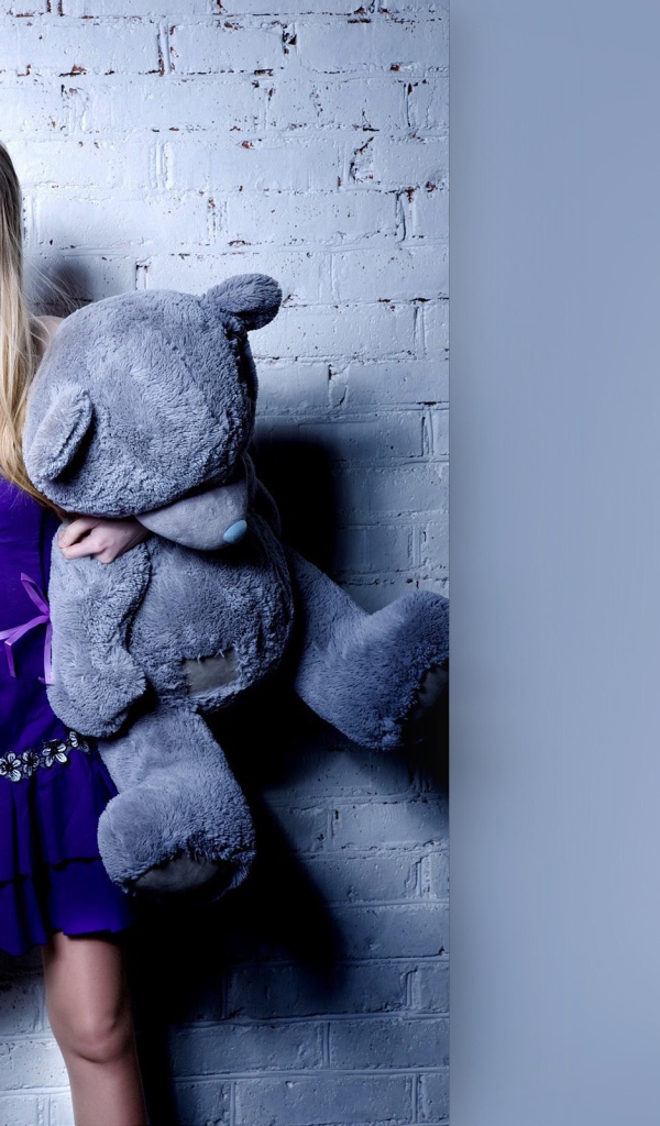 Девушка с мягкой игрушкой