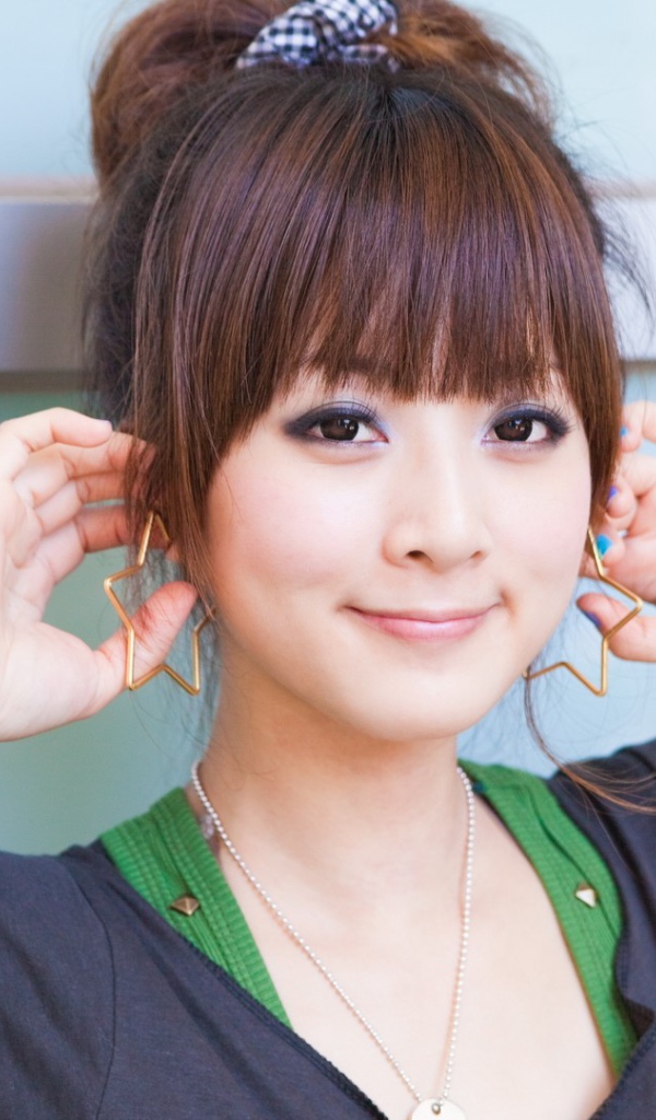 Японская девушка с украшениями